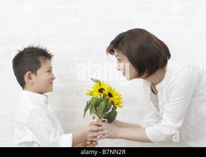 Sohn Mutter Bouquet verleihen Stockfoto