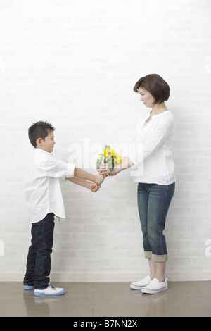 Sohn Mutter Bouquet verleihen Stockfoto