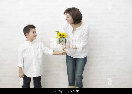 Sohn Mutter Bouquet verleihen Stockfoto