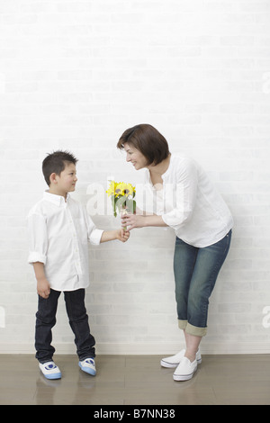 Sohn Mutter Bouquet verleihen Stockfoto