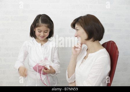 Mutter und Tochter Eröffnung Geschenk Stockfoto