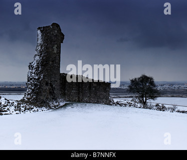 SOUTHEND-ON-SEA, ESSEX, Großbritannien - 03. FEBRUAR 2009: Blick auf Hadleigh Castle im Winter mit Schnee auf dem Boden Stockfoto