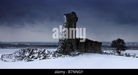 SOUTHEND-ON-SEA, ESSEX, Großbritannien - 03. FEBRUAR 2009: Blick auf Hadleigh Castle im Winter mit Schnee auf dem Boden Stockfoto