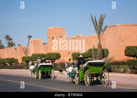 Marrakesch Marokko Nordafrika zwei Caleche Pferdekutschen geben Caleche Pferd gezeichneten Wagen außerhalb der Mauern der Medina Stockfoto