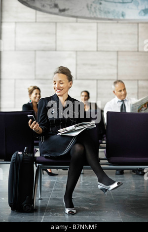 Business-Frau mit einem Koffer warten Stockfoto