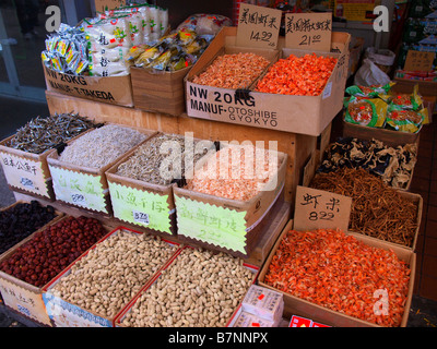 Getrocknete Ware in Schaukartons vor der ein kleines Lebensmittelgeschäft in Chinatown in New York. Stockfoto