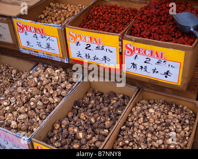 Getrocknete Ware in Schaukartons an ein kleines Lebensmittelgeschäft in Chinatown. Stockfoto