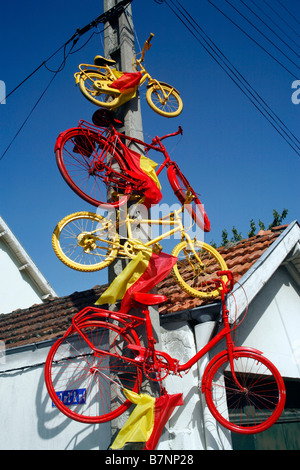 Malte Fahrräder hing an einen Telegrafenmast, im Laufe der Tour de France, Foix, Frankreich zu gedenken. Stockfoto