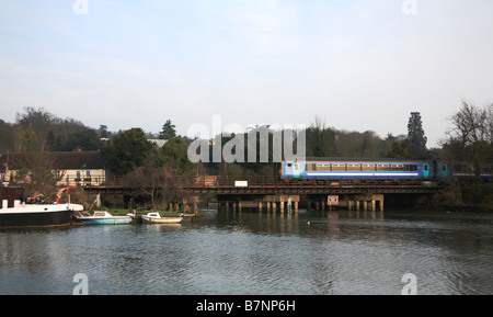 Diesel Zug Kreuzung Brücke über die neuen Schnitt auf Ansatz zur Station Norwich, Norfolk, Großbritannien. Stockfoto