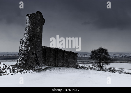 SOUTHEND-ON-SEA, ESSEX, Großbritannien - 03. FEBRUAR 2009: Blick auf Hadleigh Castle im Winter mit Schnee auf dem Boden Stockfoto