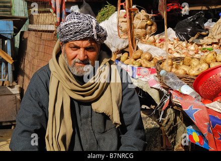 KAIRO, ÄGYPTEN. Standbesitzer bei Obst und Gemüse Marktstand in Alt-Kairo. Stockfoto