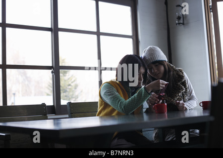 Frauen auf der Suche auf Handy Stockfoto