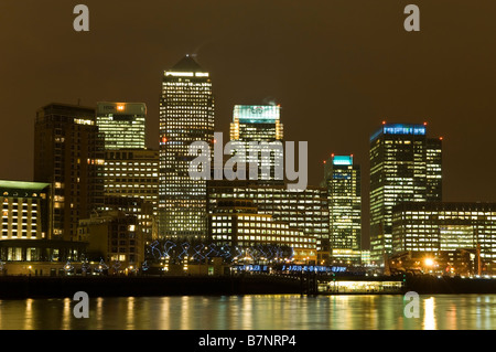 Geschäfts- und Ertragsentwicklung der Canary Wharf in London Docklands gesehen in der Nacht London England UK Stockfoto