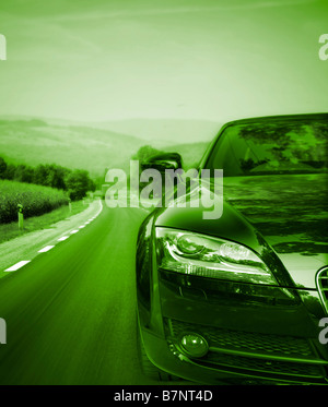 Schwarzes Auto auf der Autobahn Stockfoto