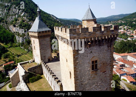 Ein Blick auf das Schloss und die Stadt von Foix, Frankreich. Tor zu den Pyrenäen Stockfoto