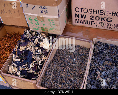 Getrocknete Ware in Schaukartons vor der ein kleines Lebensmittelgeschäft in Chinatown in New York. Stockfoto