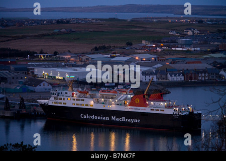 Stornoway Hafen in der Abenddämmerung von Galows Hill. Stockfoto