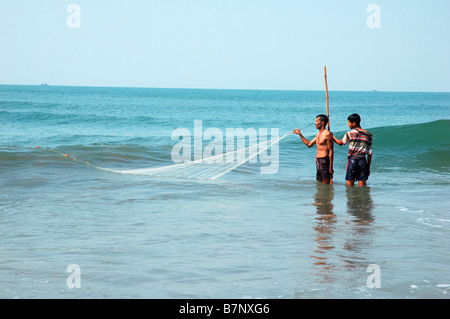 Zwei Fischer am Strand von Goa Indien Stockfoto