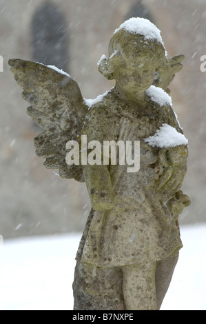 Engel-Denkmal auf einem Grab im winter Stockfoto