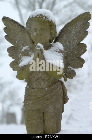 Engel-Denkmal auf einem Grab im winter Stockfoto