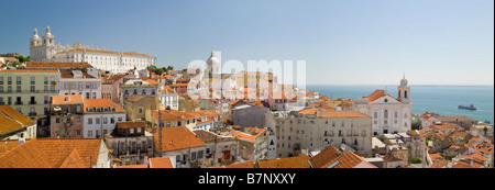 Panorama Blick über die Alfama Bezirk in Richtung The Mosteiro De Sao Vicente De Fora aus dem Miradouro Das Portas sol Stockfoto