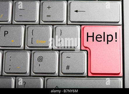 Nahaufnahme eines Abschnitts einer speziellen Silber Laptop-Tastatur mit einem roten Hilfeschlüssel für Kunden-support Stockfoto