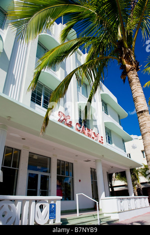 The Carlyle Art-deco-Hotel in Miami, South Beach, lackiert grün & weiß mit Terrasse oder Veranda am Ocean Drive mit Blick auf Lummus Park Stockfoto