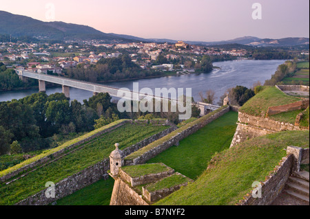 Portugal, Minho, Valenca Minho, Blick von der Pousada über die Mauern des Schlosses in Richtung der spanischen Stadt von Tui Stockfoto