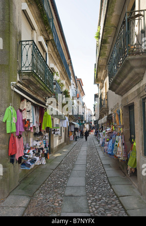 Die Costa Verde, Minho, Valenca Minho, Portugal, eine schmale Straße gesäumt von Geschäften innerhalb der Fortaleza Stockfoto