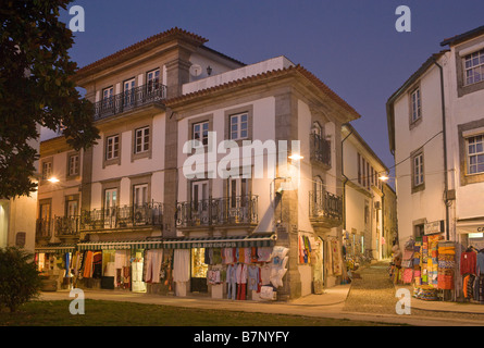 Portugal, Costa Verde, der Minho, Valenca Minho, Einkaufsstraßen innerhalb der Fortaleza in der Abenddämmerung Stockfoto