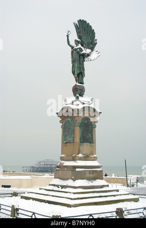 Schnee auf Frieden Statue Brighton & Hove Stockfoto