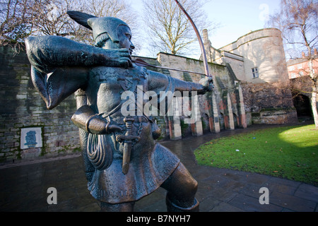 Eine Bronzestatue von Robin Hood außerhalb von Nottingham Castle, England. Stockfoto