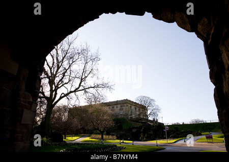 Ducal Mansion und Nottingham Castle durch den Bogen im Eingang Tor Haus gesehen. Stockfoto