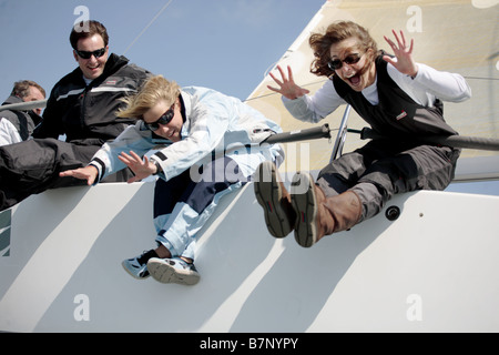 2 Seglerinnen, die Spaß auf einer Yacht Stockfoto