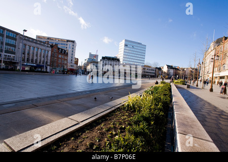 Die sanierten Alten Marktplatz in Nottingham, England. Die Blütenpracht in der Mitte ist eine alte Grenze, die einst Nottingham unterteilt. Stockfoto