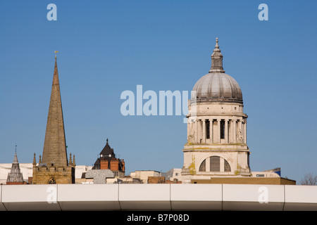 Skyline von Nottingham Stadtzentrum zeigt eine Kirchturm und die Kuppel des Rat-Hausbau. Stockfoto