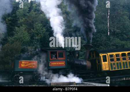 Dampfmaschine Rauchen als es tuckert bis steile Grade Mount Washington Cog Railway New Hampshire USA Stockfoto