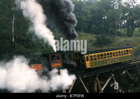 Dampfmaschine Rauchen als es tuckert bis steile Grade Mount Washington Cog Railway New Hampshire USA Stockfoto