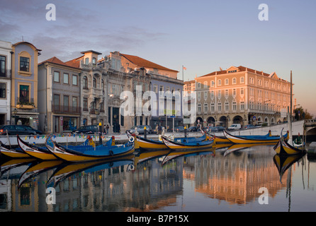 Beira Litoral, Aveiro in der Dämmerung, mit typischen Moliceiros bemalte Boote im Kanal Stockfoto