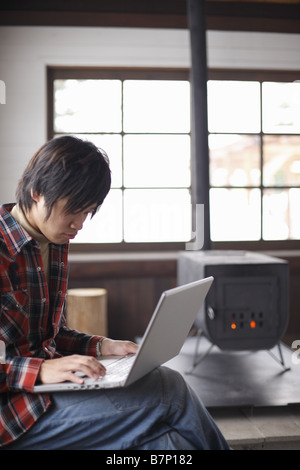 Ein Mann mit laptop Stockfoto