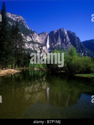 Wasserfall von Merced River im schönen Yosemite National Park gesehen Stockfoto