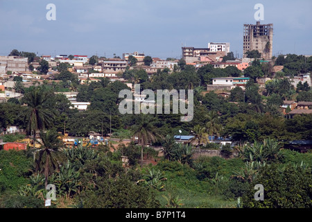 Blick über Wohngebiet Yaoundé Kamerun Westafrika mit Gehäuse und Grünflächen Stockfoto