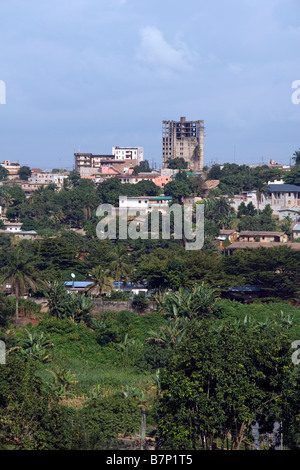 Blick über hauptsächlich Wohngebiet von Yaoundé Kamerun Westafrika mit Gehäuse und Grünflächen Stockfoto