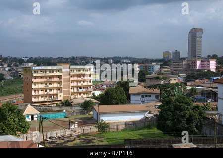 Zeigen Sie in Yaoundé Kamerun Westafrika mit Wohnungen und Büros an Stockfoto