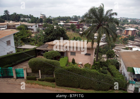 Blick über Mittelklasse-Wohngebiet von Yaoundé Kamerun Westafrika mit einzelnen Familienhaus beherbergt kleine Mehrfamilienhäuser Stockfoto