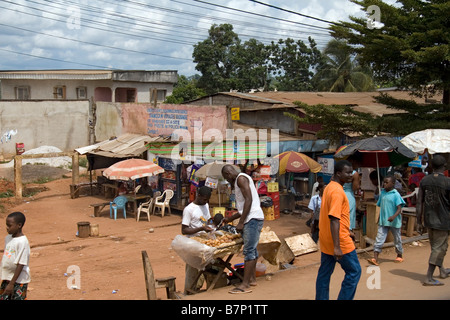 Am Straßenrand Szene am Stadtrand von Yaoundé Centre Provinz Kamerun Westafrika mit Geschäften Stände und Imbissstände Stockfoto