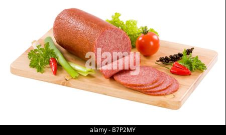 Leckere Salami auf ein Schneidebrett, isoliert auf weiss Stockfoto