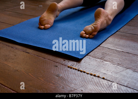 Füße auf Yoga-Matte Stockfoto