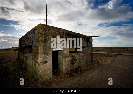 Eine konkrete zweiten Weltkrieg Pillenbox am Ufer des Flusses Rother, Roggen-Hafen in Sussex Stockfoto