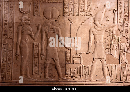Opfergabe an die Götter Kom Ombo Tempel Ägyptens Stockfoto